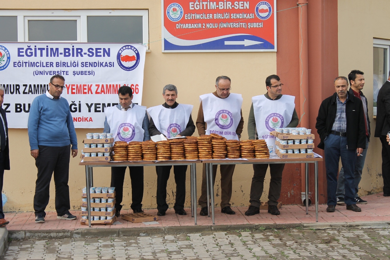 Dicle Üniversitesi'ndeki yemek zammına eğitimcilerden tepki Dicle Üniversitesi'ndeki yemek zammına eğitimcilerden tepki